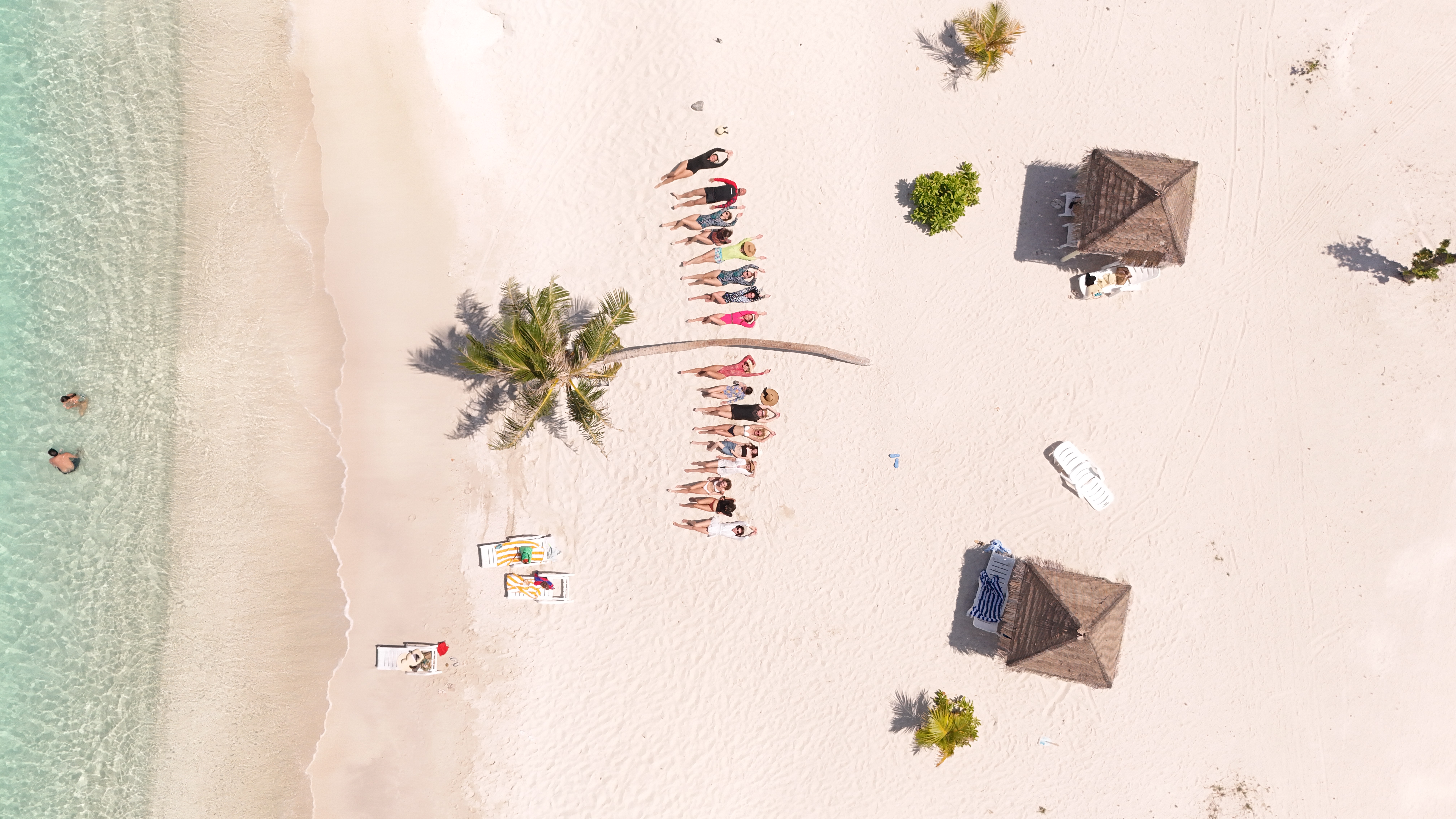 Grupo en la playa de Maafushi al atardecer, Maldivas