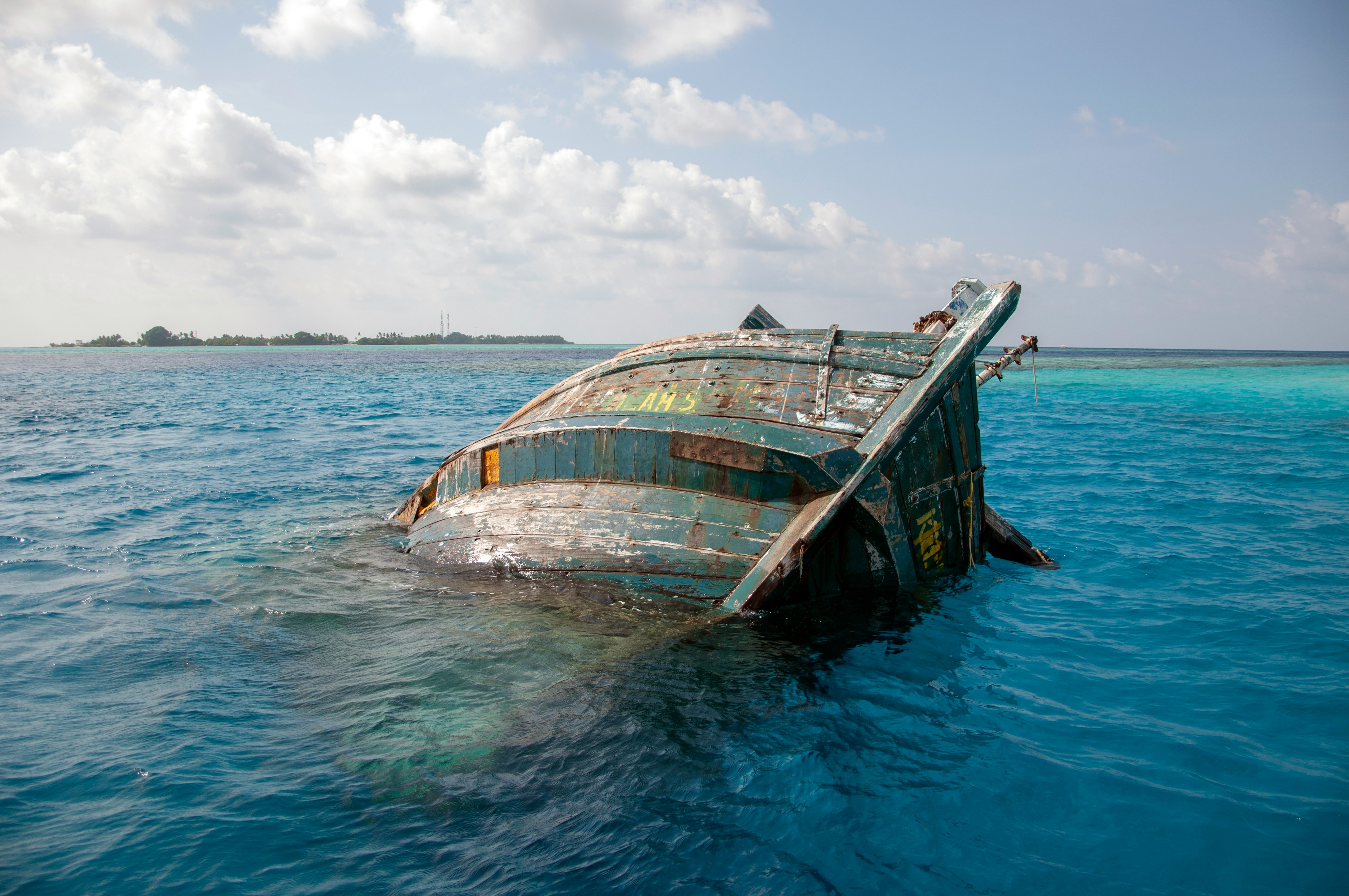 Barco hundido en un arrecife de coral en Maldivas